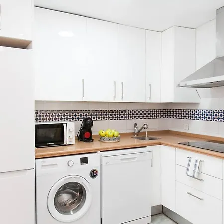 Idyllic & Loveliest With Patio.private Parking Apartment