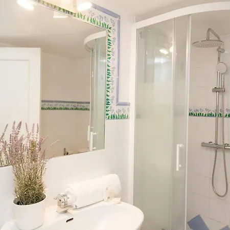 Idyllic & Loveliest With Patio.private Parking Apartment Seville